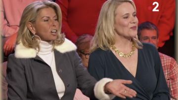 La veste grise à col blanc fourrure portée par Caroline Margeridon dans Affaire Conclue