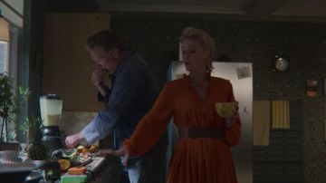 Vestido naranja usado por Jean Milburn (Gillian Anderson) en Sex Education (S02E04)