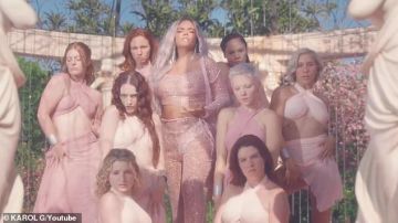 Rose pailleté maillage correspondant portés par Karol G sur son Tusa vidéo vlip avec Nicki Minaj