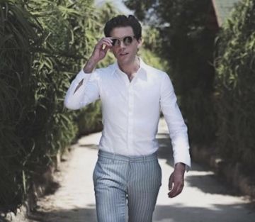 La chemise blanche portée par Mika sur le compte Instagram de @mikachu.fan
