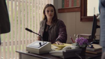 La veste à franges portée par Maeve Wiley (Emma Mackey) dans la série Sex Education (Saison 2 Épisode 1)