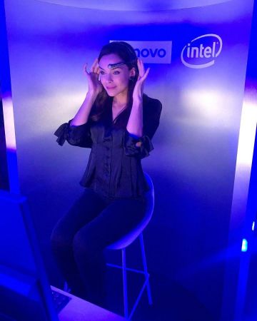 The blouse buttoned black Marine Lorphelin on her account Instagram @marinelorphelin_off