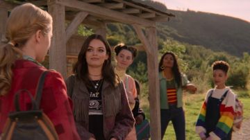 The sweater oversize white and a rainbow of Ola Nyman (Patricia Allison) in Sex Education (S02E07)