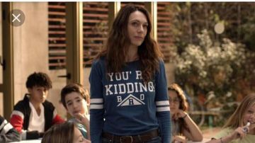 The sweatshirt "you're kidding bro" worn by Sam (Natacha Lindinger) in the series Sam season 4