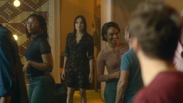 La robe noire à imprimés de Mélanie Brunet (Ana Girardot) dans Deux moi