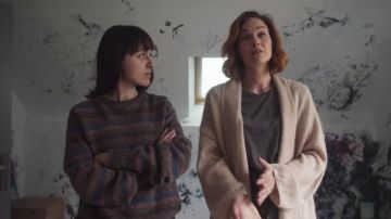 The striped sweater worn by Audrey (Anaïs Thomas) in Fatal (S01E03)