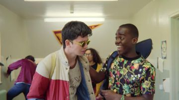 Le t-shirt baroque à fleurs porté par Eric Effoing (Ncuti Gatwa) dans Sex Education (Saison 2 Épisode 7)

