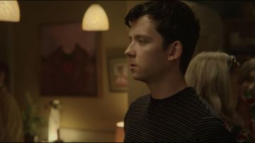 Velours t-shirt porté par Otis Milburn (Asa Butterfield) dans l'Éducation Sexuelle (S02E06)