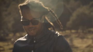 Les lunettes de soleil noires de Kalash dans le clip Eldorado de IAM