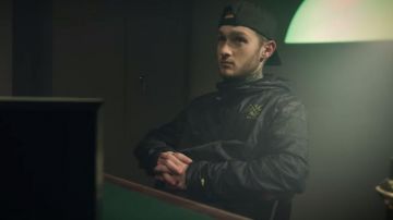 La veste noire portée par un figurant dans le clip Eldorado de IAM feat. Kalash