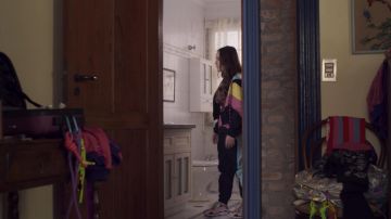 Le jogging porté par Ana (Larissa Manoela) dans le film Mode Avion