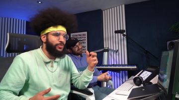 Vert menthe chandail porté par Kikesa dans SUR ECOUTE DES SONS JAMAIS SORTIS ! (DROPBOX DÉFI #1) de la vidéo YouTube