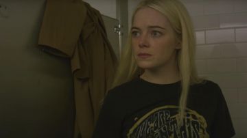 Camiseta estampada usada por Annie Landsberg (Emma Stone) en Maniac (S01E10)