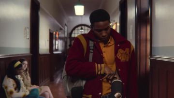 Polo naranja usado por Jackson Marchetti (Kedar Williams-Stirling) en Sex Education (S02E03)