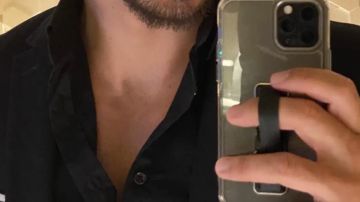 La boucle souple en cuir pour iPhone de Benjamin dans Les Marseillais : Asian Tour