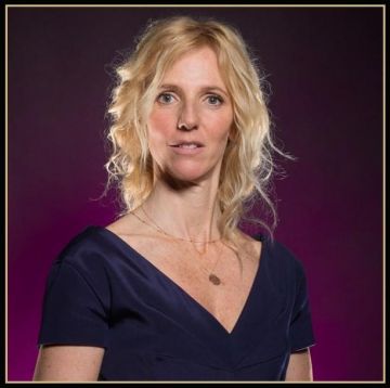 The blue dress V-neck Sandrine Kiberlain on the account Instagram of @academiedescesar