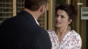 Le chemisier blanc à motifs de Veronique Leroy (Fanny Gilles) dans Sam