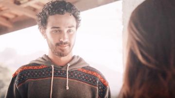 Le sweatshirt à capuche porté par João (André Frambach) dans le film Modo Avião