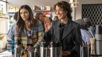 Blazer a rayas usado por Dani Núñez (Arienne Mandi) como se ve en The L Word Generation Q (Temporada 1 Episodio 7)
