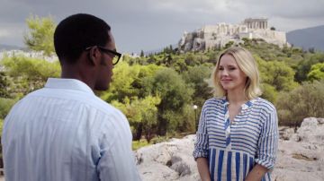 Vestido a rayas blancas y azules usado en Atenas por Eleanor Shellstrop (Kristen Bell) como se ve en The Good Place (S04E13)