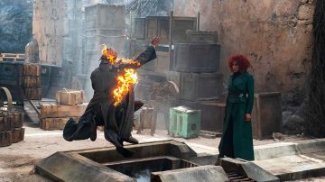 Abrigo verde usado por Lady Sybil Ramkin (Lara Rossi) como se ve en The Watch (S01)