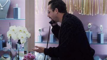 Détaillées noir veste portée par Adam Sandler (Adam Sandler) dans Uncut Gemmes
