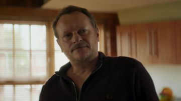 Fred Perry Zip pull porté par (Neil Stuke) comme vu dans Doctor Who (S12E05)