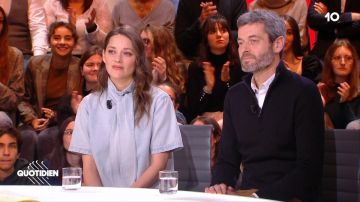 La blouse effet jean de Marion Cotillard dans l'émission Quotidien du 5 février 2020