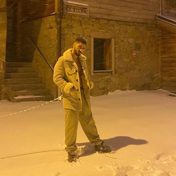 Le manteau long blanc avec col mouton de Sneazzy sur son compte Instagram @sneazzysneazzy