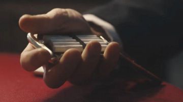 Estuche de cigarrillos de Thomas Shelby (Cillian Murphy) en peaky blinders (S04E01)