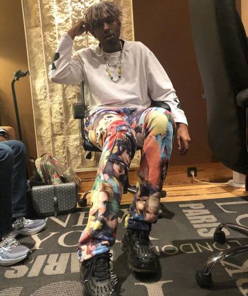 Los pantalones estampados que usó Youv Dee en su cuenta de Instagram @youv_dee