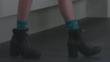Talons hauts noir bottes de pluie porté par Stephanie Étouffe (Anna Kendrick) dans Une Simple Faveur