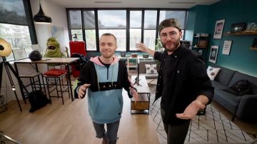 Le sweatshirt à capuche de Squeezie dans sa vidéo YouTube ON REGARDE LES 1ÈRES VIDÉOS DE LA CHAÎNE