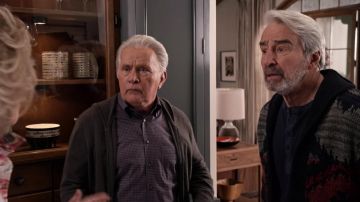 Cardigan porté par Sol Bergstein (Sam Waterston) dans la Grâce et Frankie (S06E07)