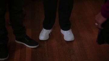 New Balance Tout Cuir Blanc Sneakers porté par le Capitaine Ray Holt (Andre Braugher) dans Brooklyn Nine-Nine (S07E02)