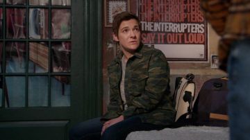 Chaqueta de camisa de camuflaje militar Superdry usada por Joey (Daisy Eagan) como se ve en Good Trouble (S02E14)