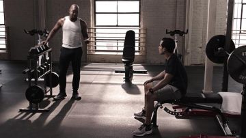 Nike chaussures de sport baskets portées par Mateo Chavez (Julien Œuvres) comme on le voit dans le 9-1-1: Lone Star (S01E05)