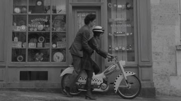 Motocicleta ciclomotor conducida por Zeffirelli (Lyna Khoudri) en The French Dispatch of the Liberty, Kansas Evening Sun