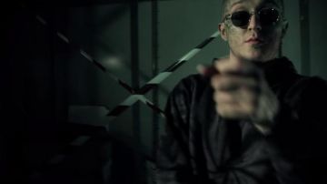 Les lunettes de soleil portées par Vald dans le clip ÉCAILLES de DJ WEEDIM