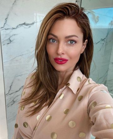 La chemise à pois métallisés de Caroline Receveur sur son compte Instagram @carolinereceveur