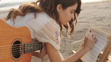 Brodé de Dentelle de la robe portée par Violetta Castillo (TINI) comme on le voit dans Tini: La Nouvelle Vie de Violetta