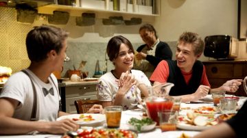 Fleur haut porté par Violetta Castillo (TINI) comme on le voit dans Tini: La Nouvelle Vie de Violetta