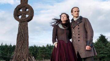 The coat coat fabric wool and leather of Jamie Fraser (Sam Heughan) in Outlander (S05E01)