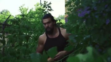Débardeur porté par Jason Momoa dans Jason Momoa: Hard Gainer vidéo pour la Santé des Hommes royaume-UNI