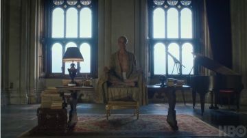 La bata usada por Adrian Veidt (Jeremy Irons) en Watchmen (S01E03)