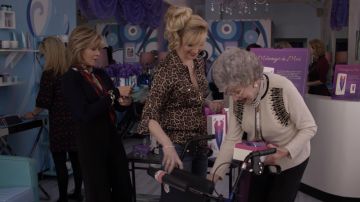 Leopard Zip top blouse worn by Sheree (Lisa Kudrow) as seen in Grace and Frankie (S04E01)