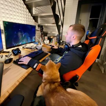 Le sweatshirt noir de Squeezie sur son compte Instagram @xsqueezie