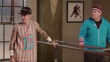 Impression multicolore tank top numéro 10 porté par Justin Bieber de Justin Bieber Toddlerography vidéo YouTube