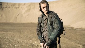 Le manteau blouson bleu porté par John Murphy (Richard Harmon) dans la série Les 100 (S02E12)