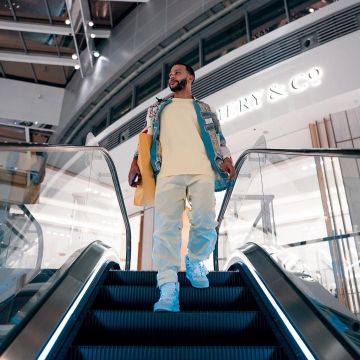 Blue print jacket worn by Memphis Depay on his Instagram account @memphisdepay